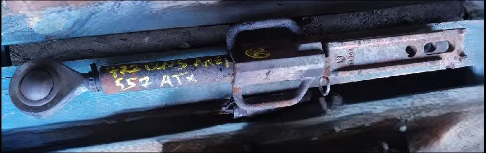Pièce CHANDELLE(TIRANT)DE RELEVAGE DROITE pour CLAAS 557 ATX