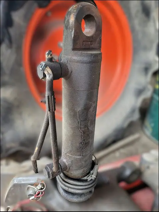 Pièce VERIN DE RELEVAGE AV DT pour FENDT 724 SCR VARIO