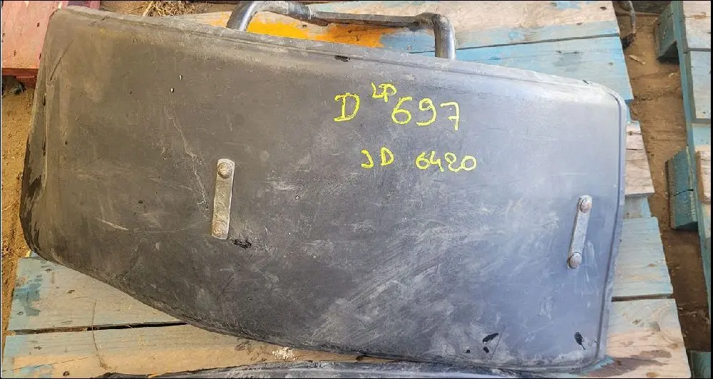 Pièce GARDE BOUE DROIT pour JOHN DEERE 6420