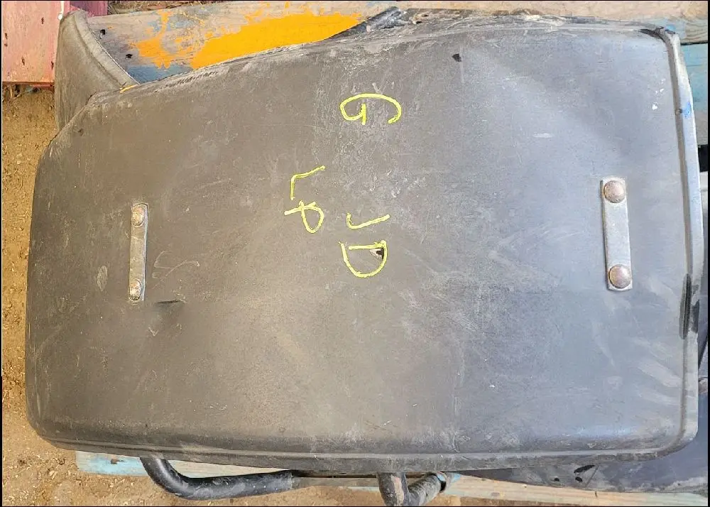 Pièce GARDE BOUE GAUCHE pour JOHN DEERE 6420