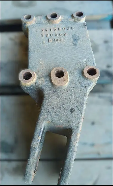 Pièce SUPPORT DROIT BRAS INF.RELEVAGE pour VALTRA 6550