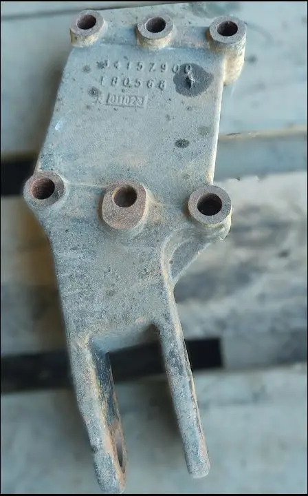 Pièce SUPPORT GAUCHE BRAS INF.RELEVAGE pour VALTRA 6550