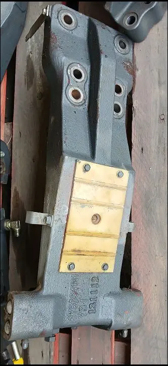 Pièce SUPPORT DE PONT AVANT pour KUBOTA M135GXS