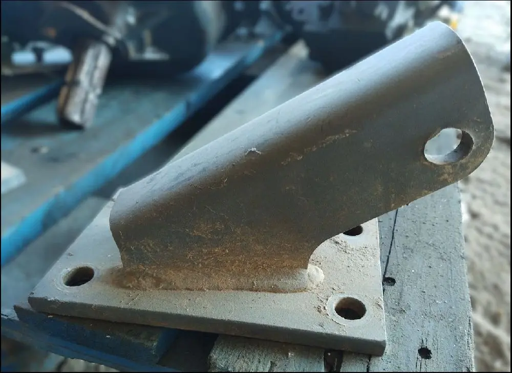 Pièce SUPPORT DE STABILISATEUR DROIT pour KUBOTA M135GXS