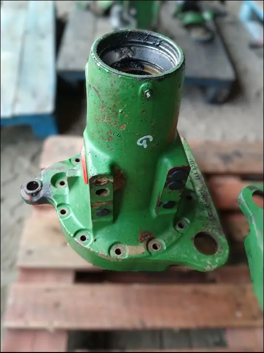 Pièce CARTER DE TROMPETTE NU PONT AR GAUCHE pour JOHN DEERE 6300R 4RM