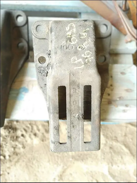 Pièce SOCLE SUPPORT GARDE BOUE GCHE pour JOHN DEERE 6195M