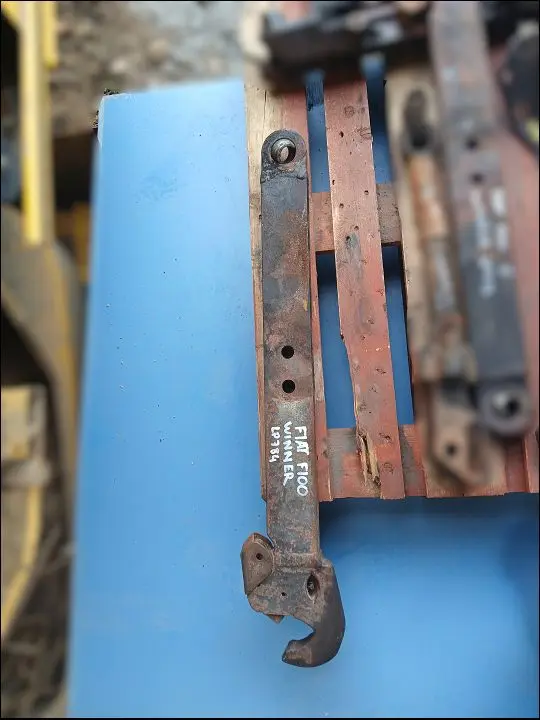 Pièce BRAS INFERIEUR DE RELEVAGE GAUCHE pour FIAT F100DT WINNER