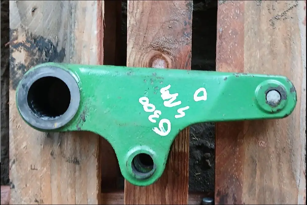 Pièce BRAS SUPERIEUR DE RELEVAGE DROIT pour JOHN DEERE 6300R 4RM