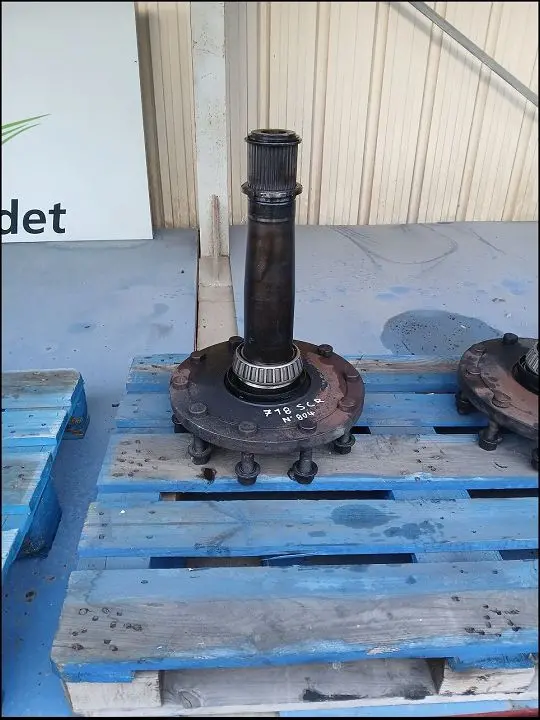 Pièce ARBRE DE ROUE PONT AR DROIT pour FENDT 718 SCR