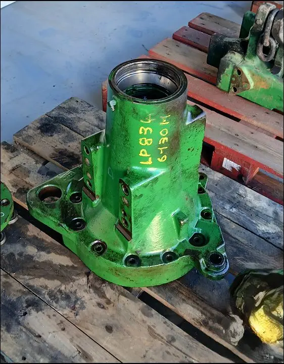 Pièce CARTER DE TROMPETTE NU PONT AR DROIT pour JOHN DEERE 6130M