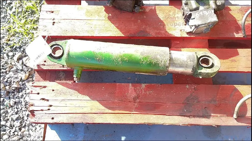 Pièce VERIN DE RELEVAGE DROIT pour JOHN DEERE 6130M