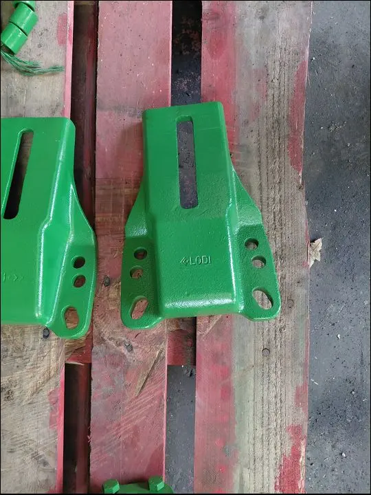 Pièce SUPPORT GARDE BOUE DT pour JOHN DEERE 5100R