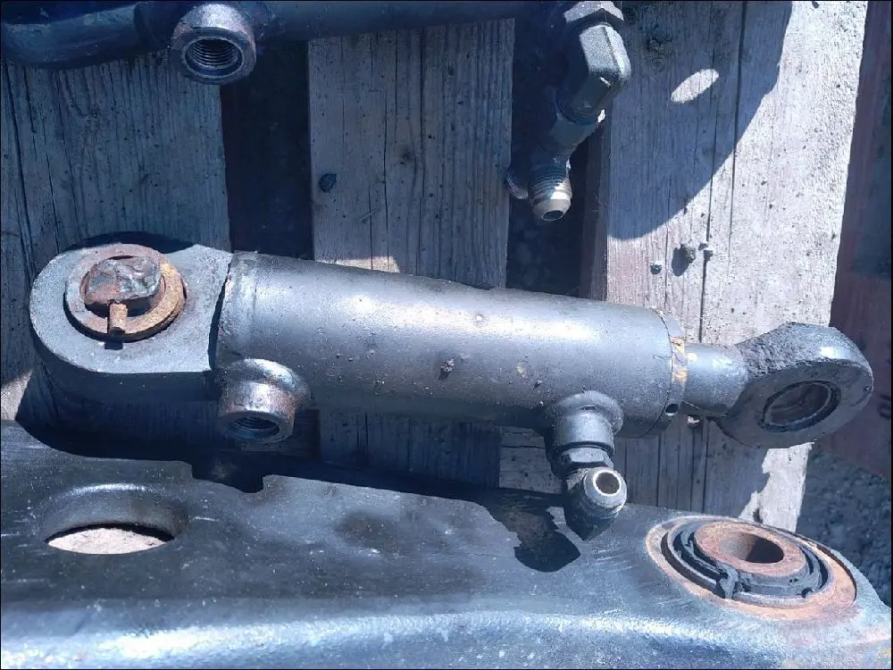 Pièce VERIN HYDROLIQUE DROIT pour VALTRA N111 C