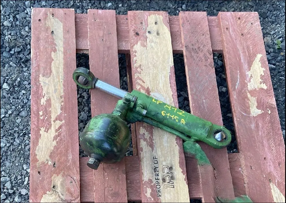 Pièce VERIN HYDROLIQUE GAUCHE pour JOHN DEERE 6115R