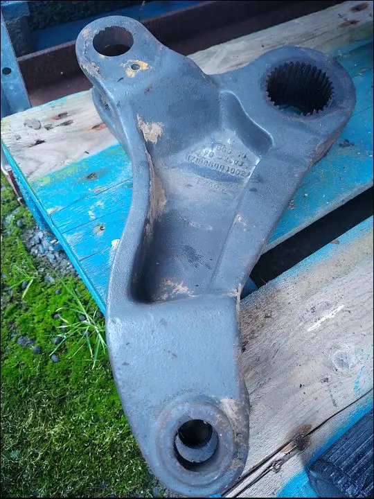Pièce BRAS SUPERIEUR DE RELEVAGE DROIT pour FENDT 716 FAVORIT