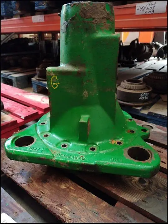 Pièce CARTER DE TROMPETTE NU PONT AR GAUCHE pour JOHN DEERE 6420