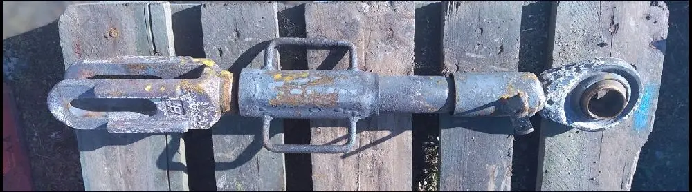 Pièce CHANDELLE(TIRANT)DE RELEVAGE DROITE pour VALTRA N122 VERSU