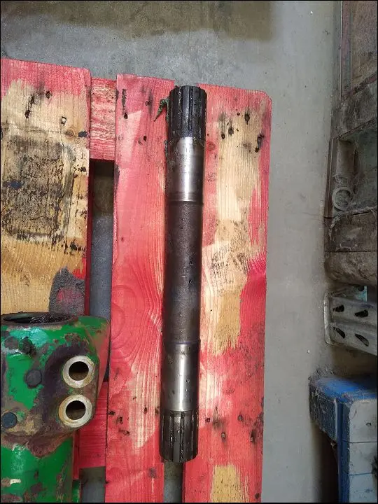 Pièce ARBRE SUPERIEUR DE RELEVAGE pour JOHN DEERE 6420