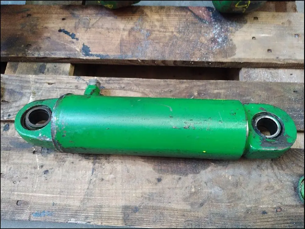 Pièce VERIN DE RELEVAGE DROIT pour JOHN DEERE 6410