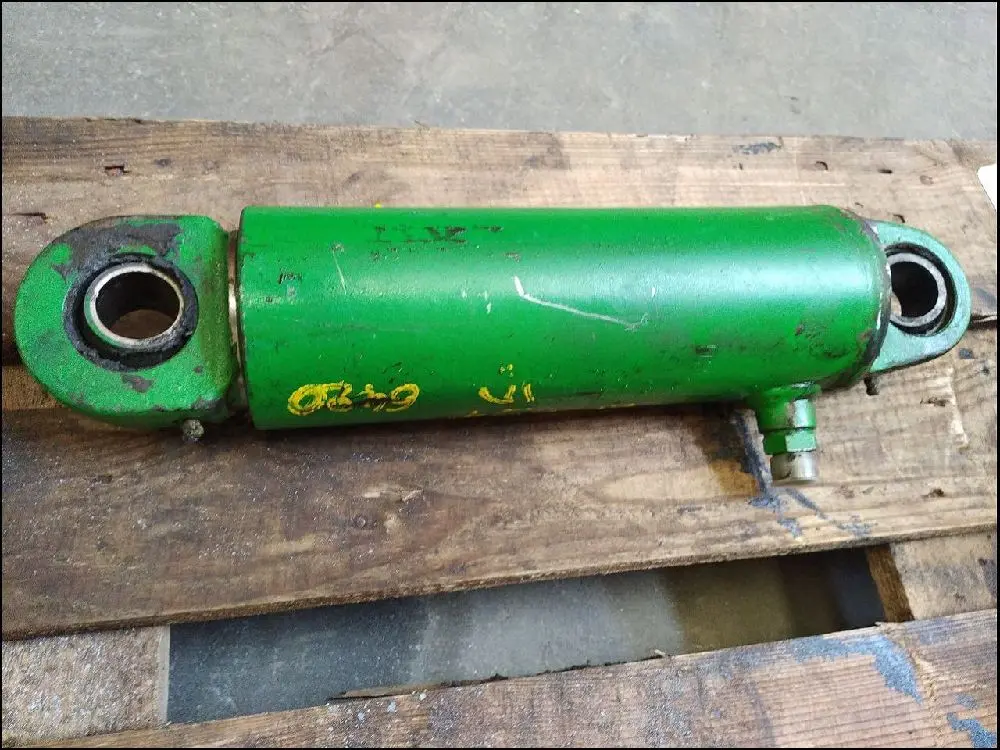 Pièce VERIN DE RELEVAGE DROIT pour JOHN DEERE 6410