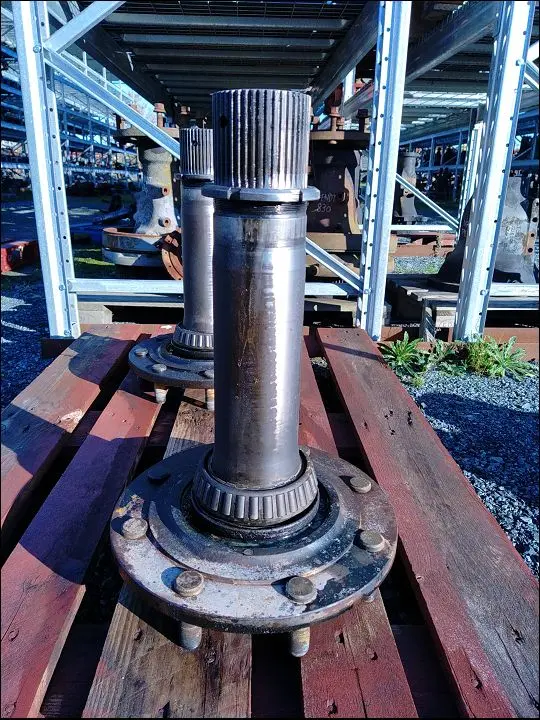 Pièce ARBRE DE ROUE PONT AR GAUCHE pour NEW HOLLAND T7.540