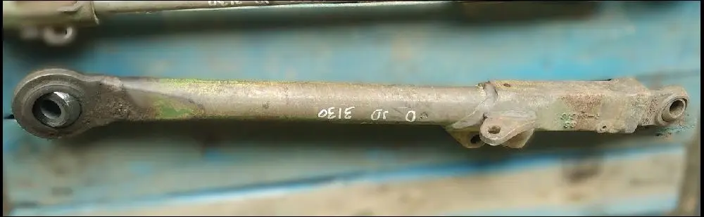 Pièce BRAS INFERIEUR DE RELEVAGE DROIT pour JOHN DEERE 3130