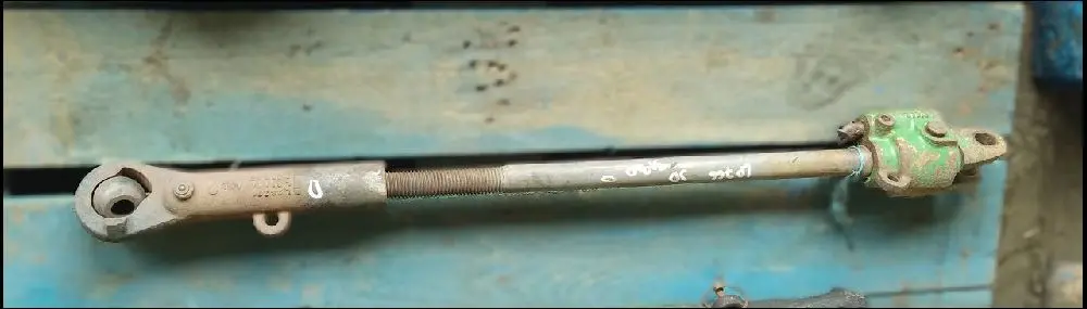 Pièce CHANDELLE(TIRANT)DE RELEVAGE DROITE pour JOHN DEERE 3130