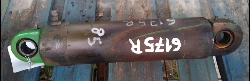 Pièce VERIN DE RELEVAGE DROIT pour JOHN DEERE 6175R