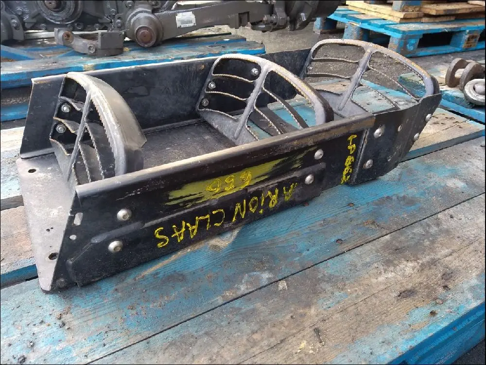 Pièce MARCHE PIED DROIT pour CLAAS ARION 650 C MATIC